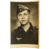 Photo d'un soldat du service médical de la Luftwaffe portant un chapeau latéral et une Fliegerbluse.